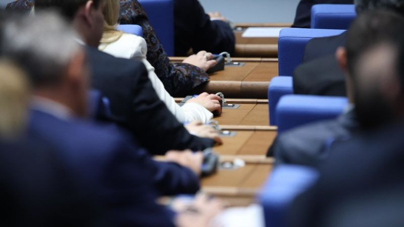 След обвинения в лицемерие между "Възраждане" и БСП депутатите приеха закона "Антиспекула"